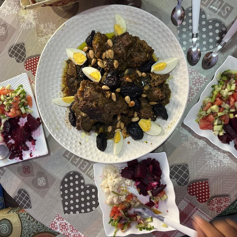 لحم بالبرقوق طبق مغربي مزيج بين الحالي والمالح
