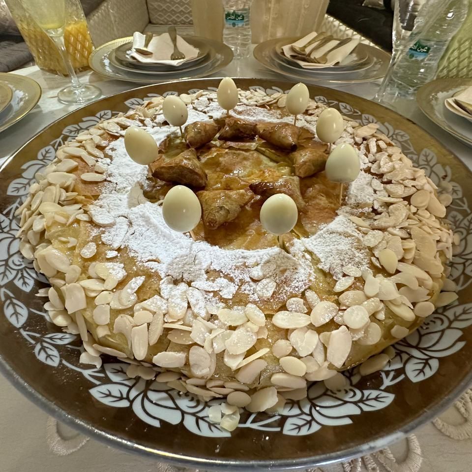 بسطيلة دجاج أكلة للمناسبات عبارة عن عجينة مورقة محشوة لوز و دجاج مطبوخ بطريقة معربية وبتقد