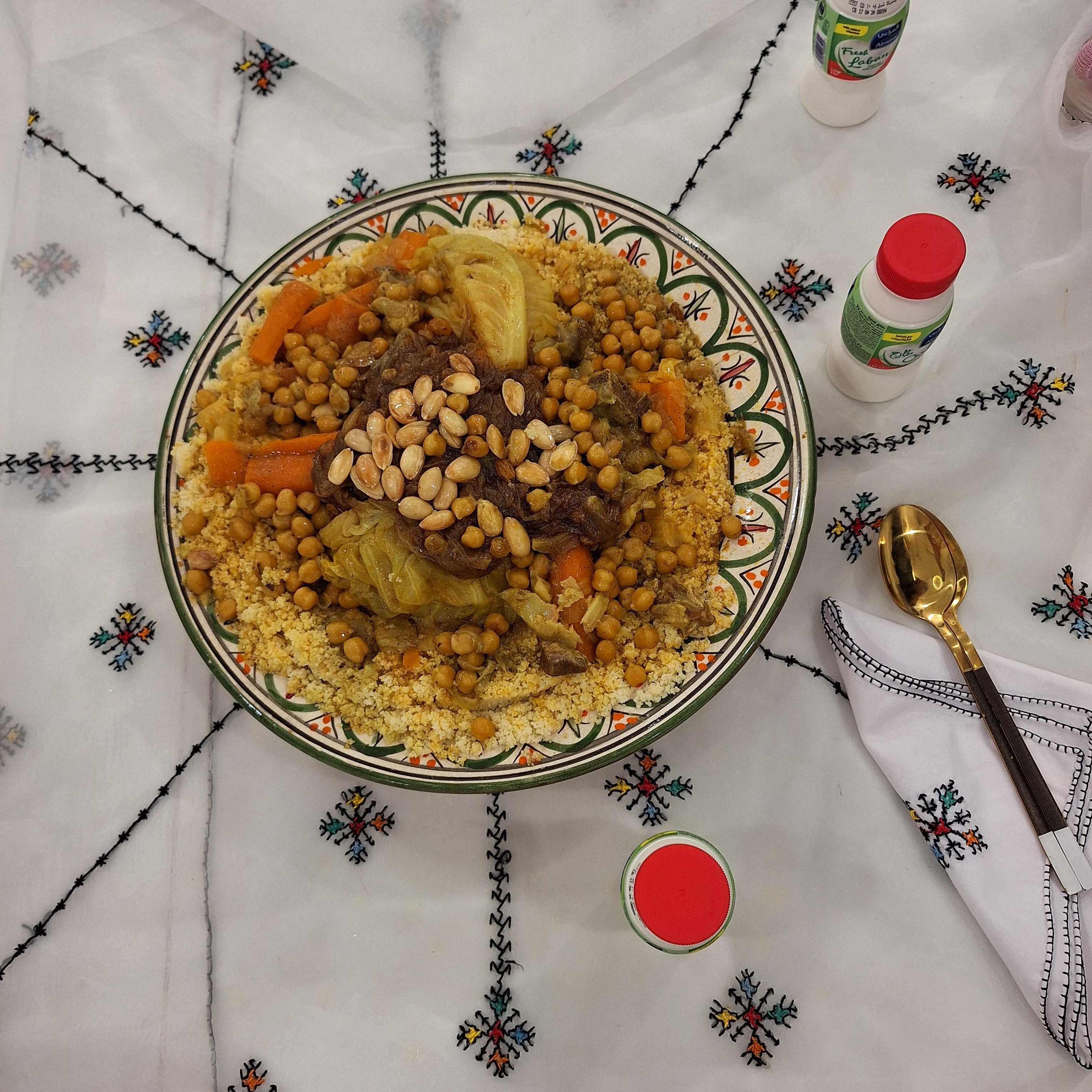 كسكسو مغربي ١٠٠% موجود بالدجاج أو اللحم حسب الطلب