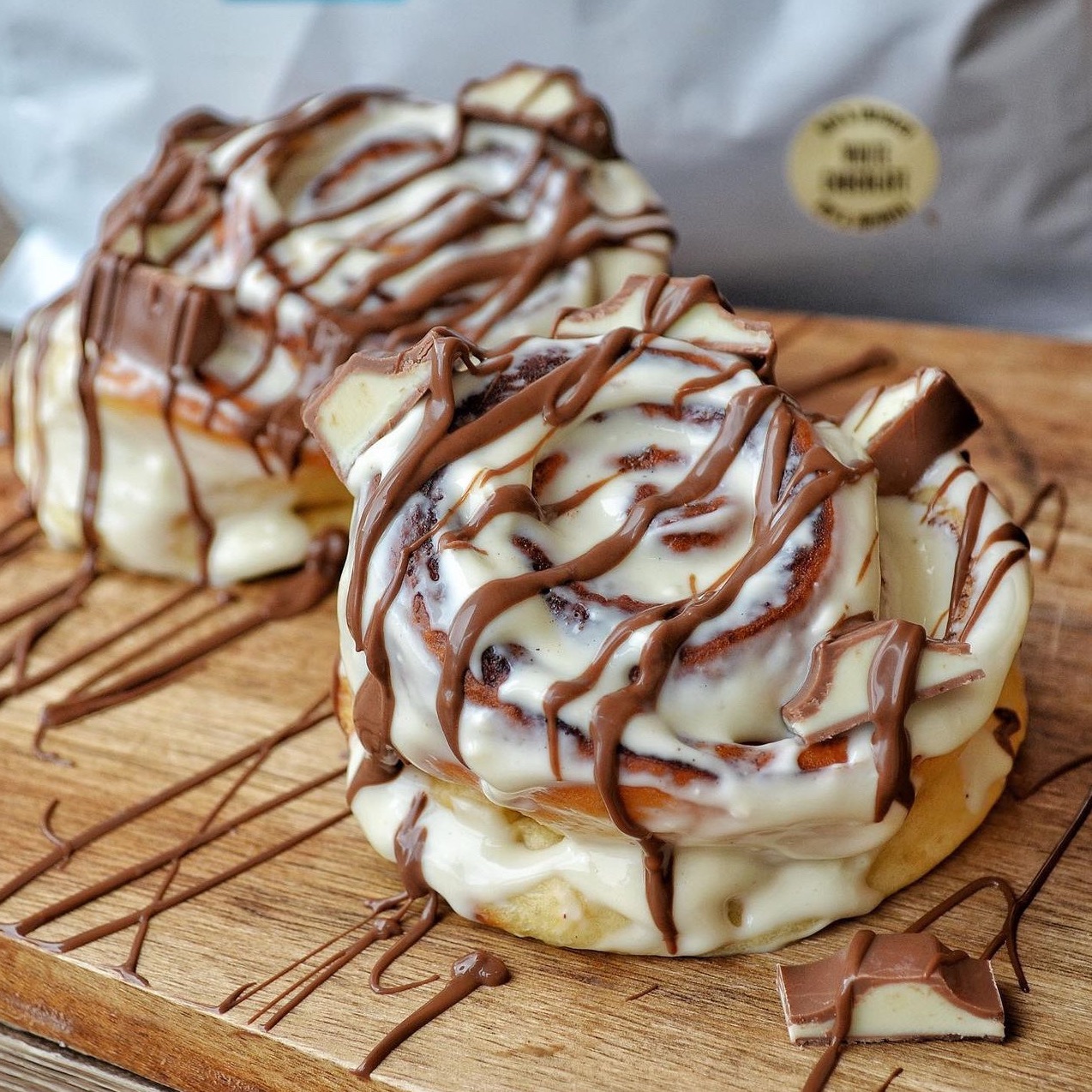 choclate cinnamon rolls box 6 rolls