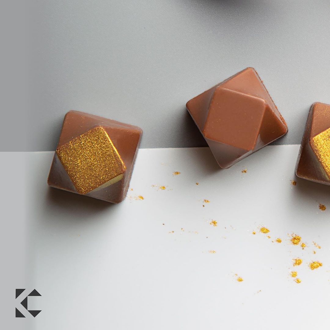 A Caramelized pecan with notes of cinnamon mixed with roasted feuilletine and smooth ganac