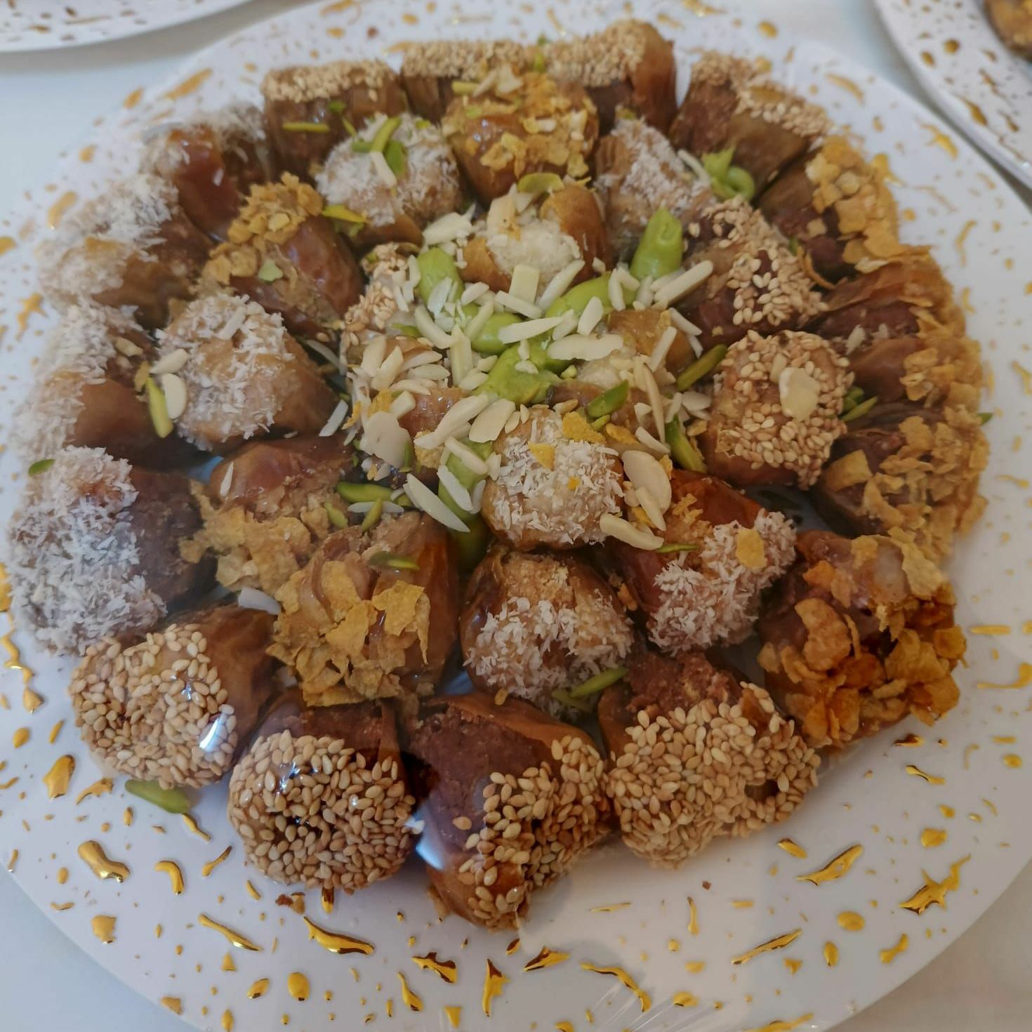 تمر محشي بصوصات متنوعة