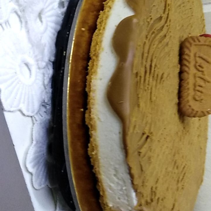تشيز كيك وسط بزبده اللوتس