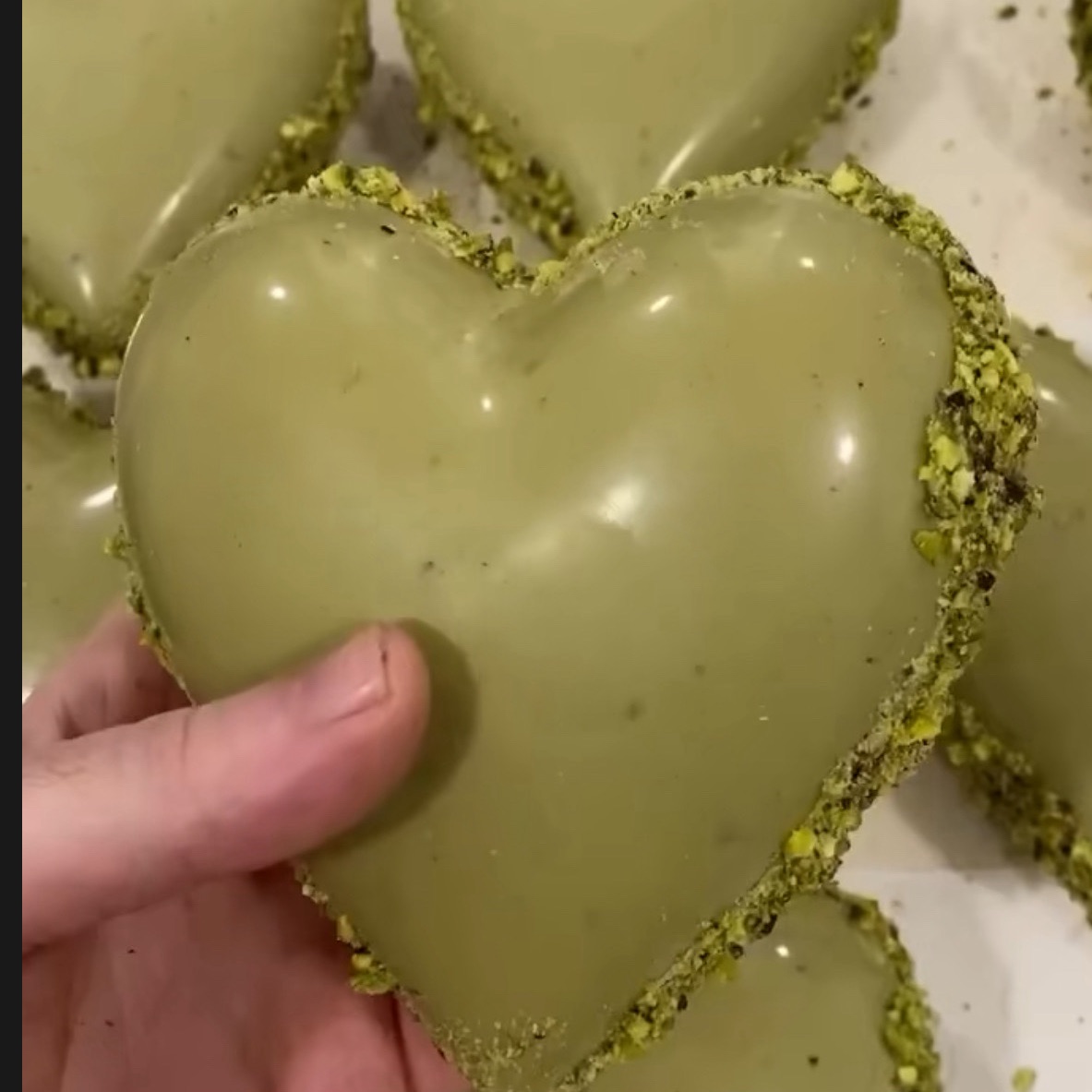 شيكولاته دبي وكيكه دبي وقشطوطه كيكات أعياد وحلى الكافيهات وجميع مايلزم