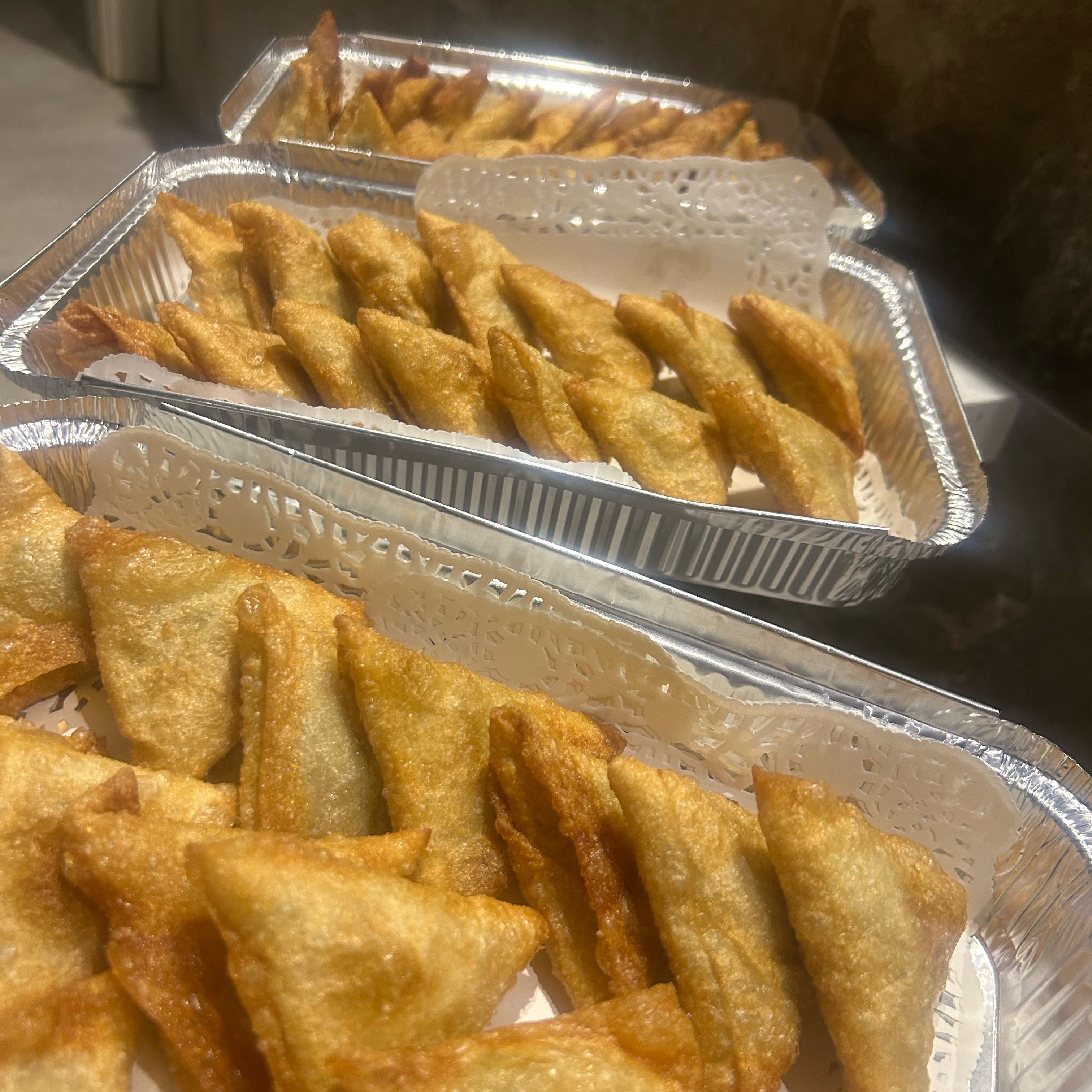 سمبوسه بالدجاج الحبه ريالين سمبوسه لحم الحبه ريالين جبنه بالنعناع الحبه ريال ونص سمبوسه بط
