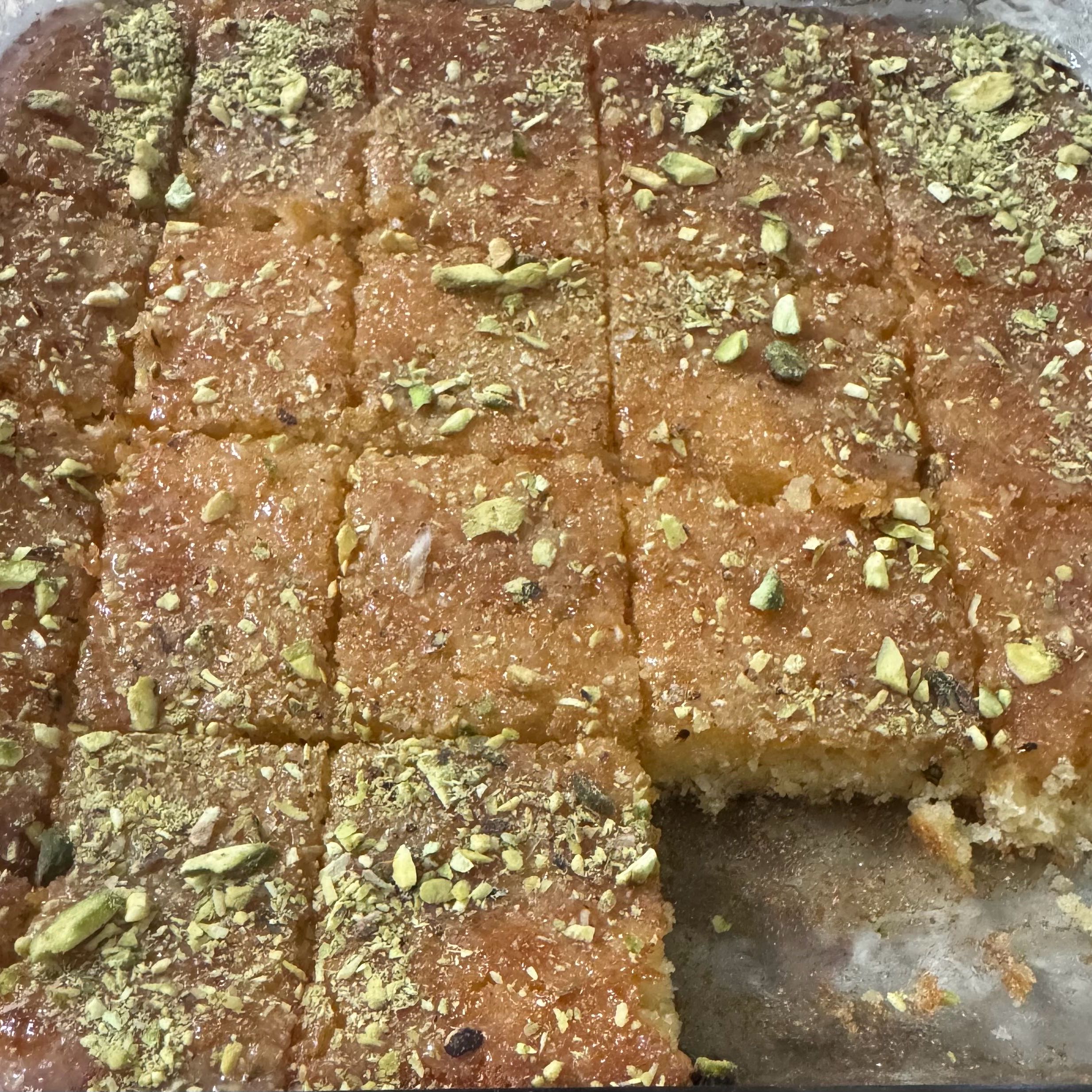 بسبوسه بدون بيض لذيذه مزينه بالفستق وحليب النستله ❤️❤️🌿