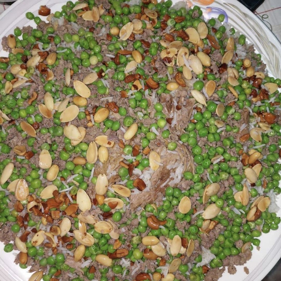 اوزي بالحم والبازيلاء