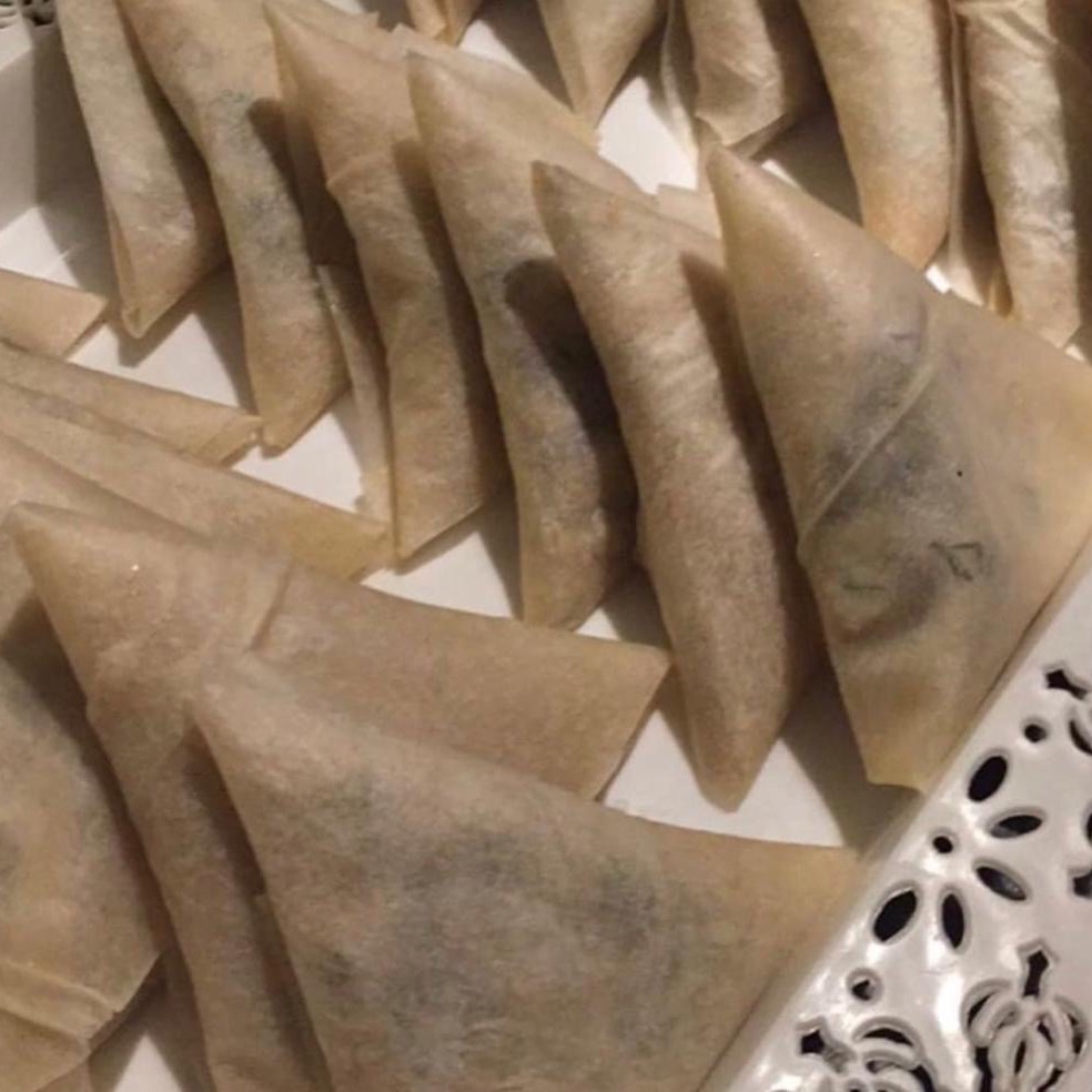 سمبوستنا غير ام اللحم والدجاج نكهه نتحدا عليها اللحم طازج ذبايح والدجاج يفرم عندي
