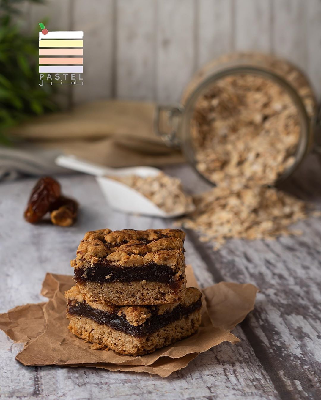نهاية إسبوع ممتعه للجميع مين جرب ال date bars من باستيل شوفان محمص مع خليط من تمر الخلاص ف