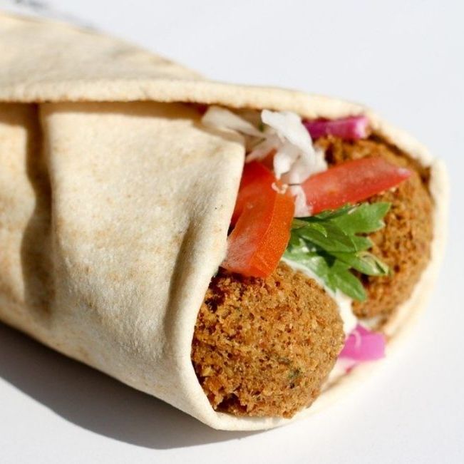 فلافل في خبز لبناني
