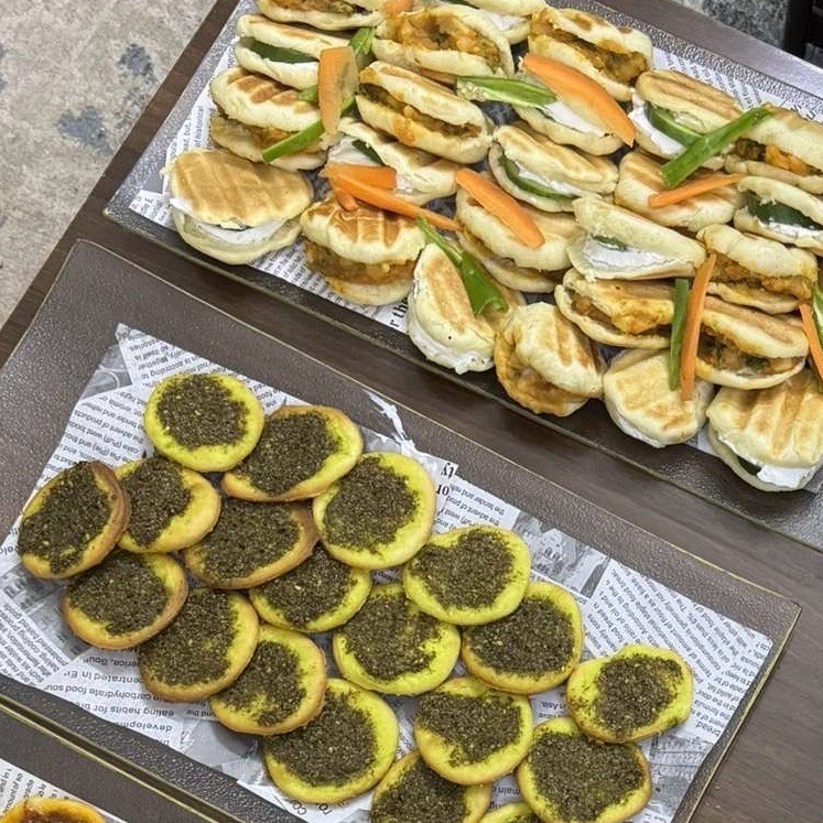زعتر ودجاج شاويه ولبنه وخيار