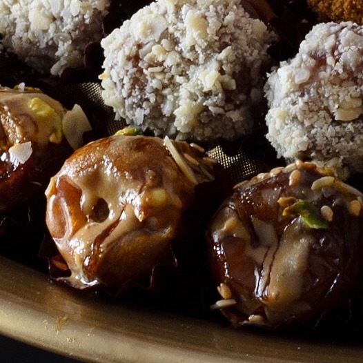 مجموعة متنوعة من التمور المحشية اللذيذة المغطاة بالمكسرات #تمر#تمر_سكري#تمور#تمور_محشية#مك