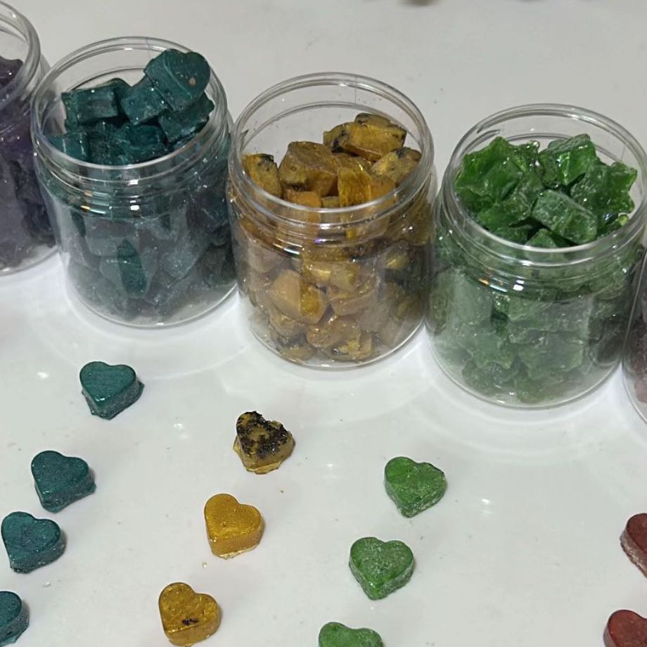 بخور مستكى معطر جميييل جدا يعطي رائحة جميله للمكان يزيل روائح الطبخ والقلي