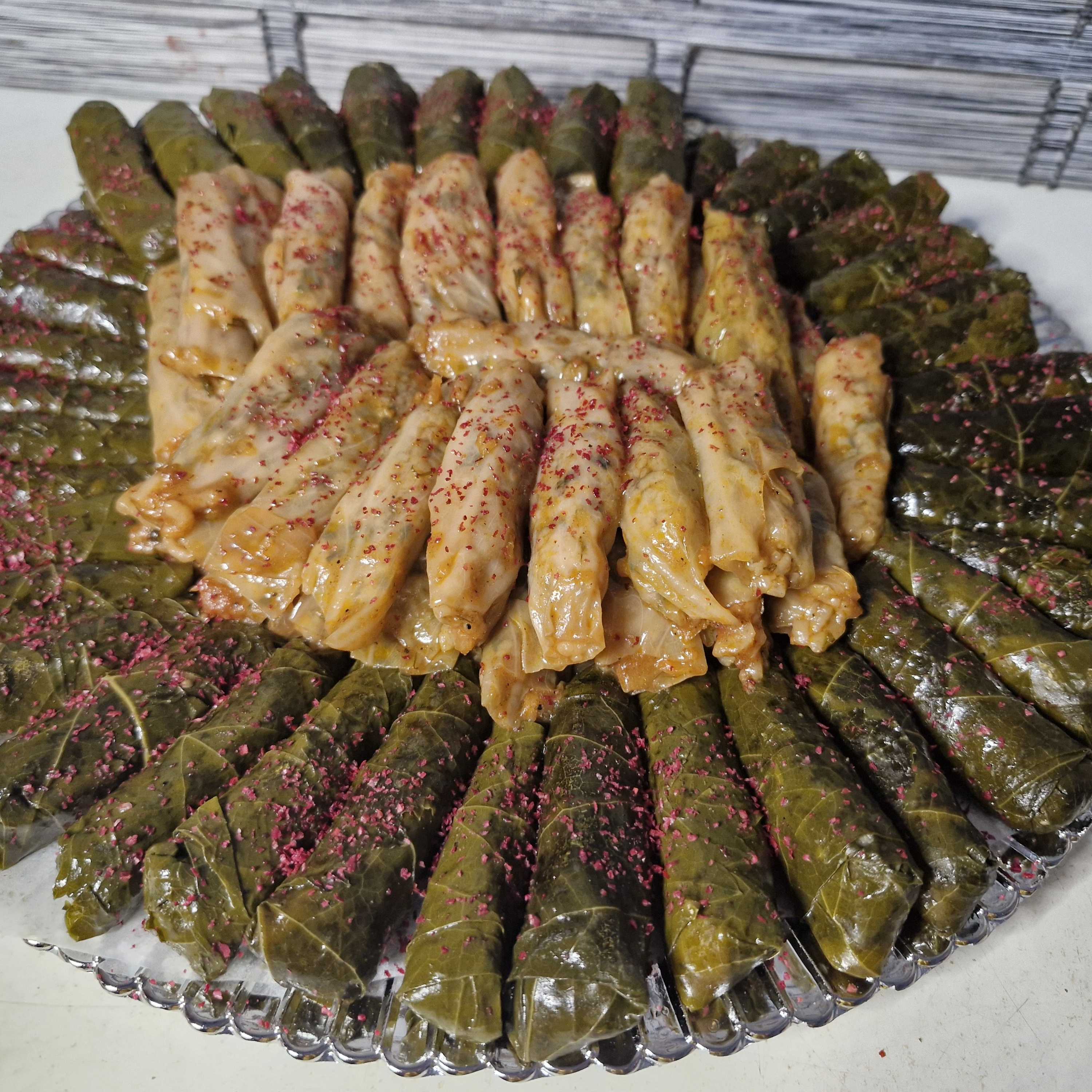 صحن مشكل ٥٠ ورق عنب ٥٠ ملفوف