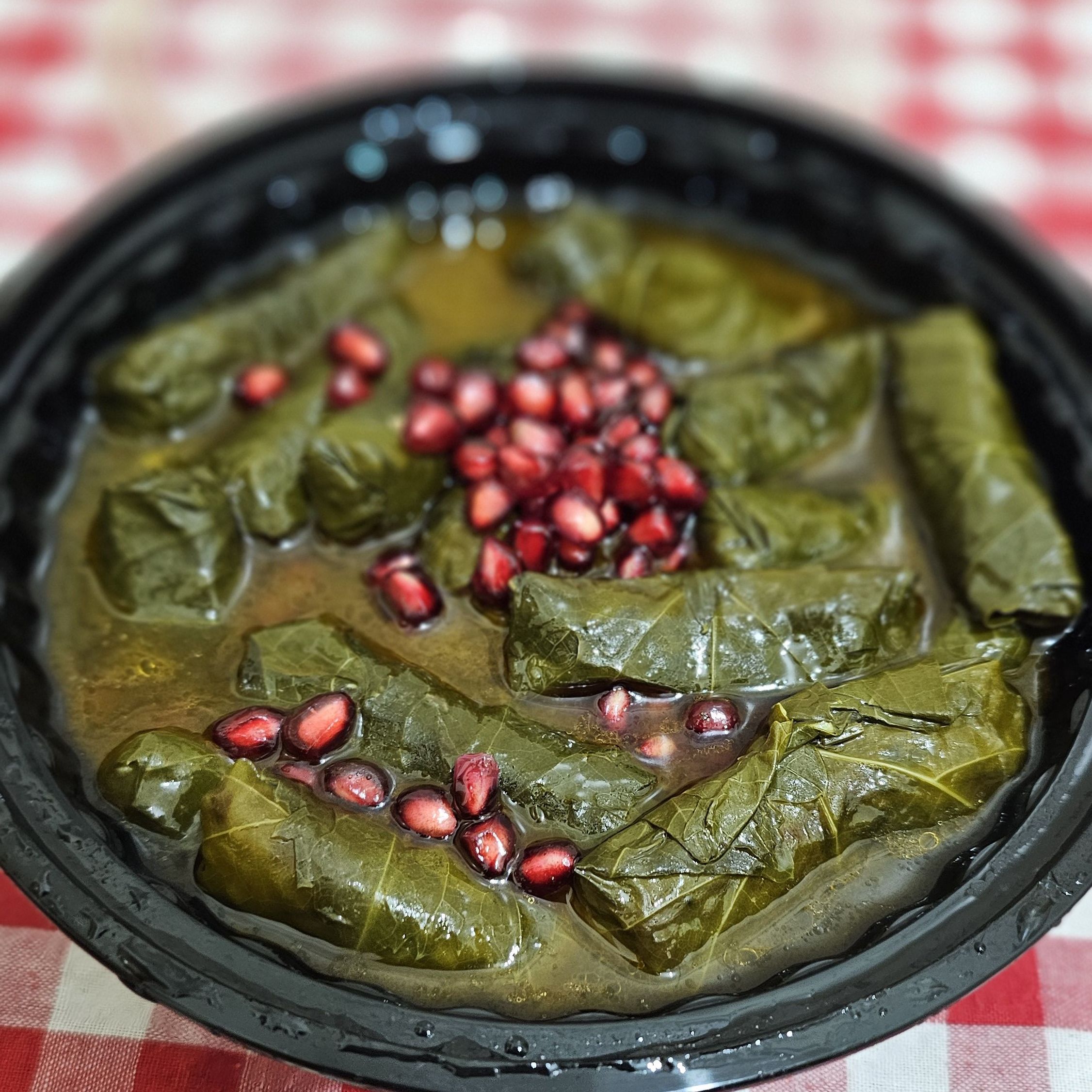 ورق عنب غرقان بالصوص الليمون وزيت الزيتون