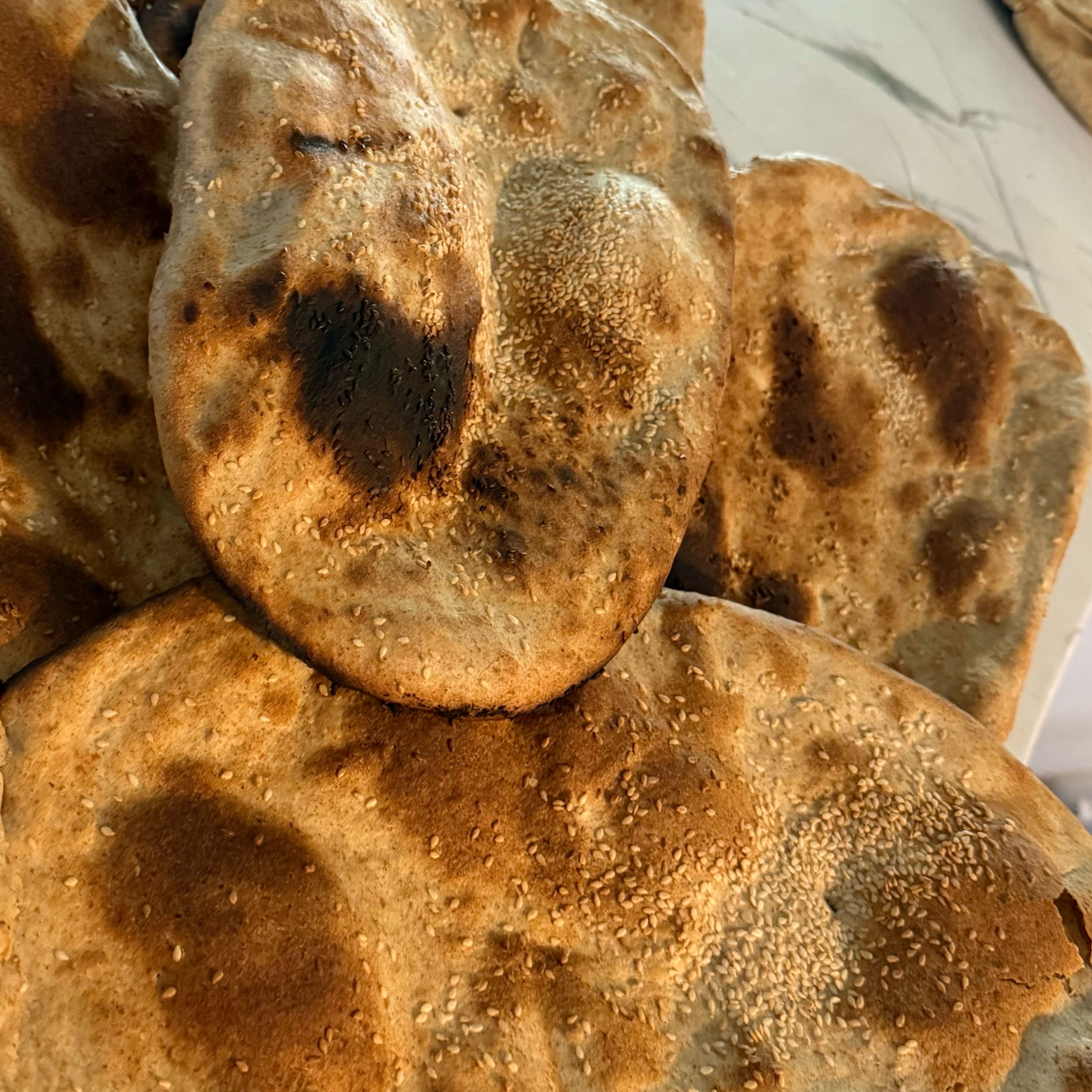 خبز حالي بلسمن مع السمسم