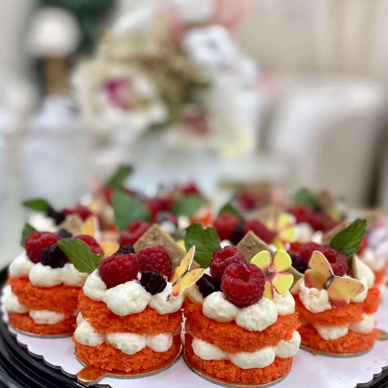 كيك رد ڤلفيت❤️❤️. فخمة ومخملية ولون يشهي وجذاب… وبتتقدم بلمناسبات بتغليف مميز وصيفي👌🏻😍.