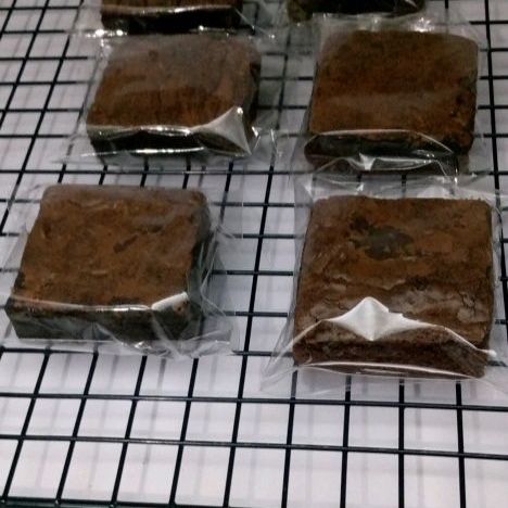 ✨ براونيز طازج ولذيذ ✨ 🍫 سعر القطعة: ٣.٥ ريال 📦 مع التغليف الأنيق: ٤ ريال مناسب للتوزي