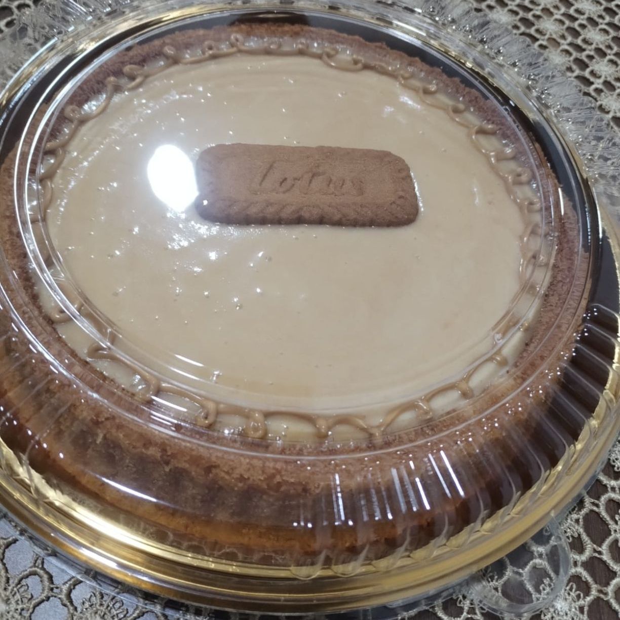 تارت اللوتس وكيكه الجزر بنفس الشكل باختلاف التوبينج والنكهات
