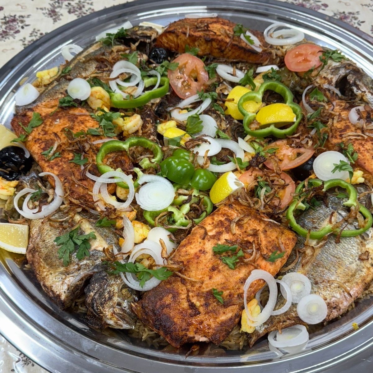 صياديه مع ٣ انواع من السمك ( السلمون والدنيس دفتر ودنيس كامل وربيان ) الرز ( ابيض ) او ( ب