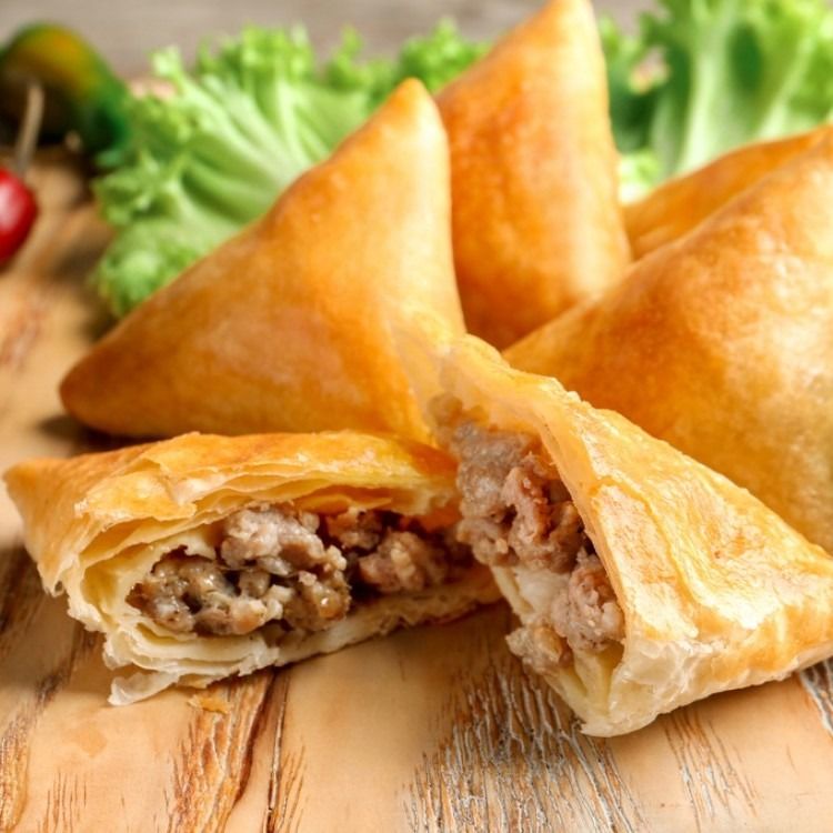 سمبوسة "الذهبية".. قرمشة ملكية وحشوة غنية! 🥟✨ لا تكتمل السفرة إلا بـ السمبوسة، ونحن نقدم