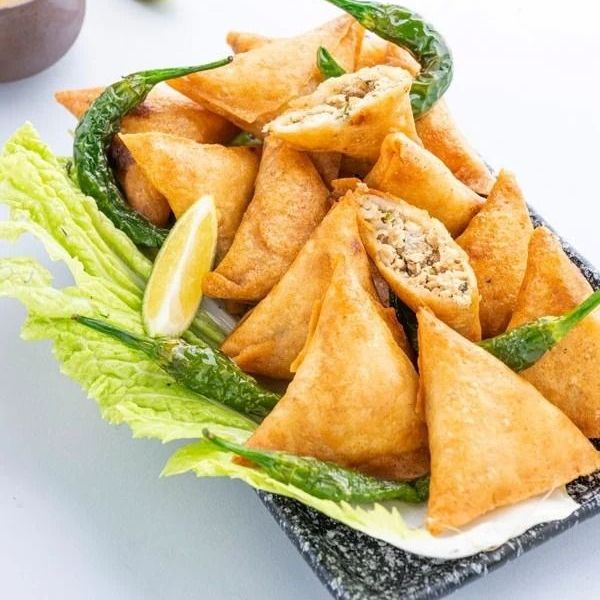 سمبوسة "الخمس نجوم" بالدجاج.. قرمشة ذهبية وحشوة ملكية! 🥟✨ لا تكتمل الضيافة الراقية إلا ب