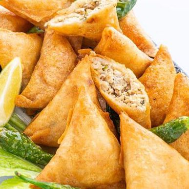 سبوسه بالدجاج مع البصل والكراث لها طعم رهيب ومقرمشه من الخارج وطريه من الداخل