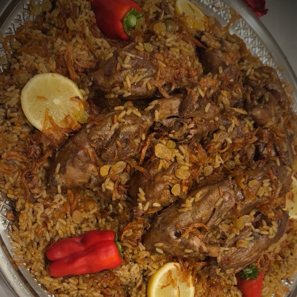 أتخصص في إعداد كبسة الحمام وكبسة اللحم بطريقة مميزة تجمع بين النكهة التقليدية واللمسة الخا