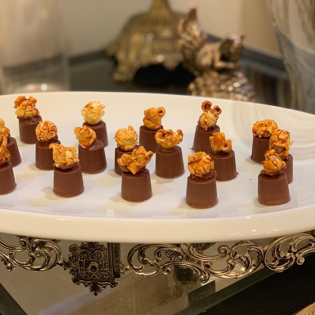 جديدنا شوكولاتة بوب كورن سولتد كراميل #شوكولاتة#ضيافة#ضيافة_قهوة #ضيافة_راقية #حفلات