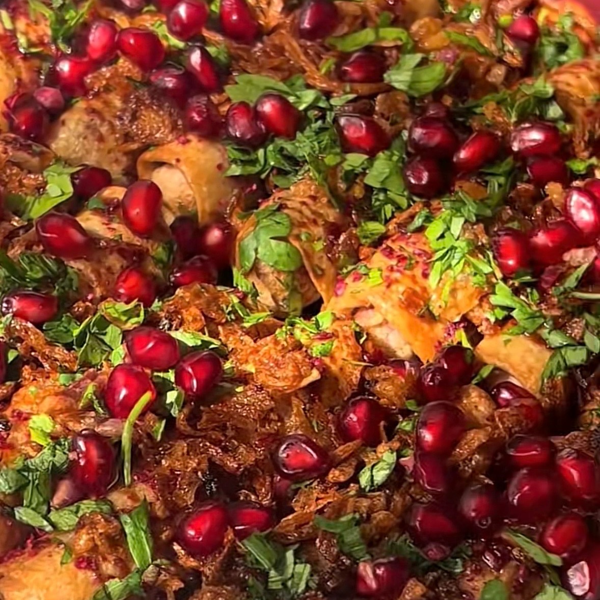 رولات مسخن دجاج محضر من صدور الدجاج ومطبوخ بزيت الزيتون مع صوص الزبادي والسماق.والبصل المك