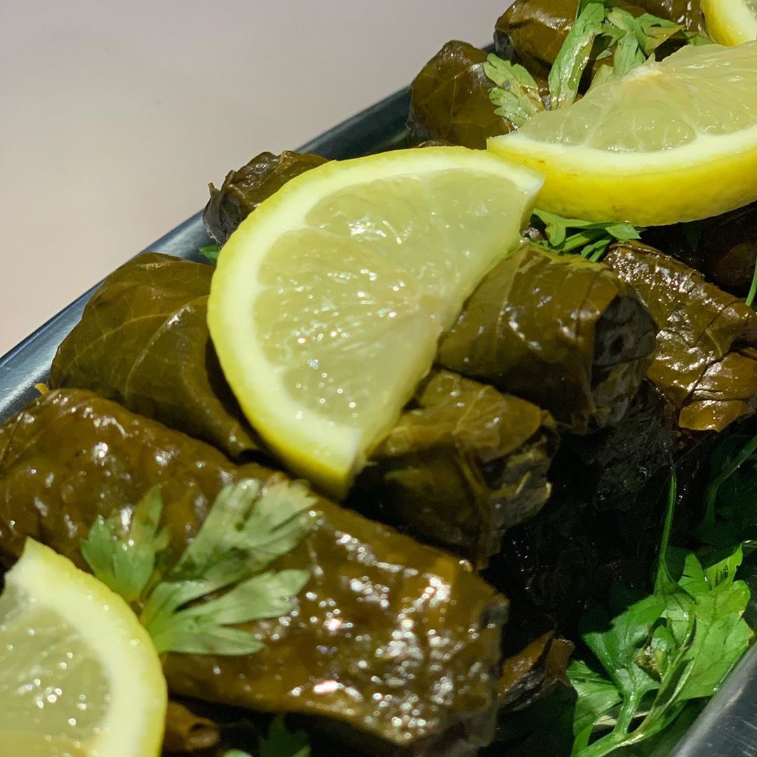 أذ ورق عنب ممكن تذوقونه والتجربة خير برهان حامض حلو #ورق_عنب #ورقعنب #حامض #حامض_حلو #طعام