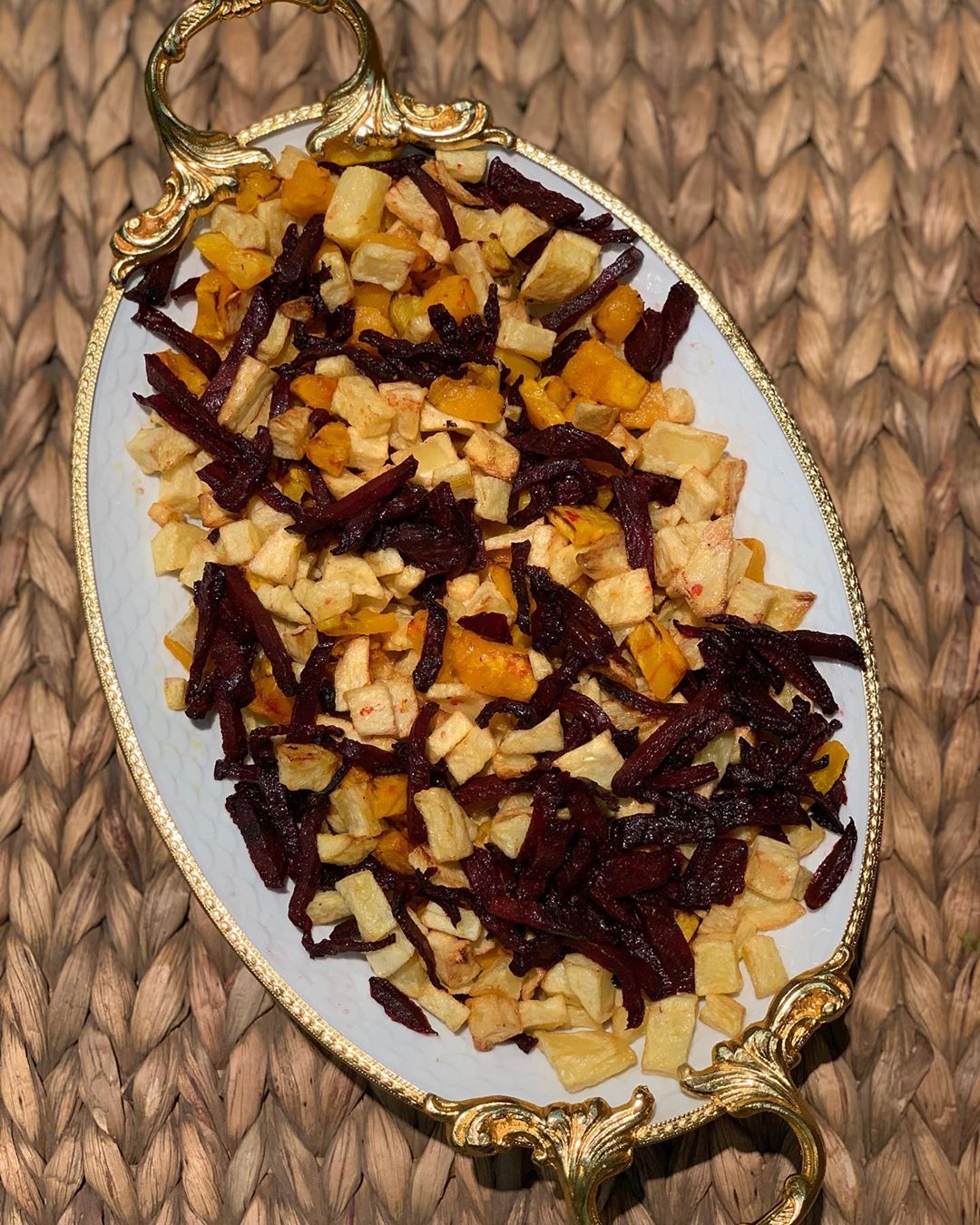 سلطة الخضار تقدم مع صوصها العربي المميز ❤️✨ #salad #saladrecipe #salads #سلطة #سلطات_لذيذ