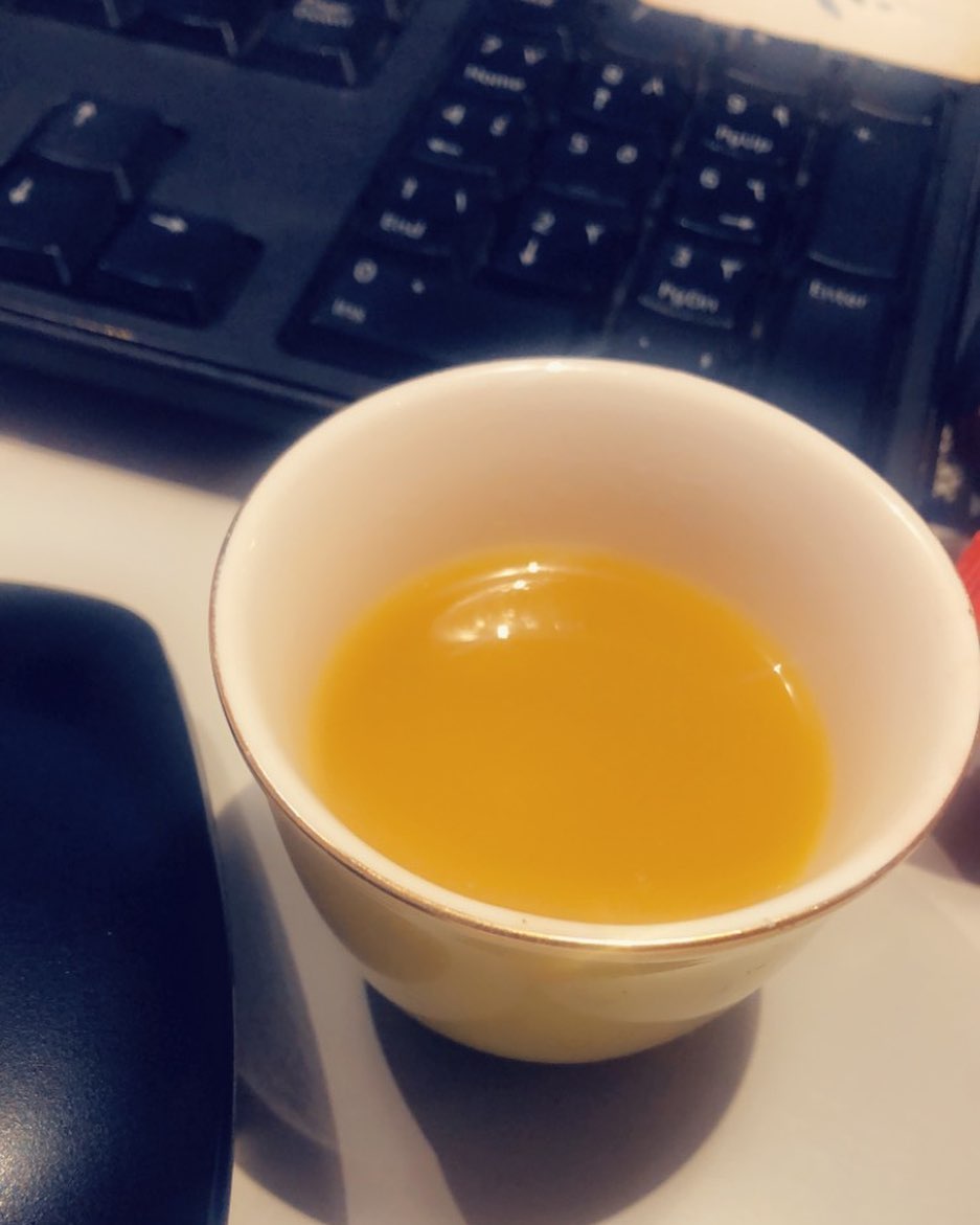#قهوة_العزيمة الذ و اسرع قهوه عربية بالهيل و الزعفران تحتاج الى ماء مغلي فقققط و بدون مواد
