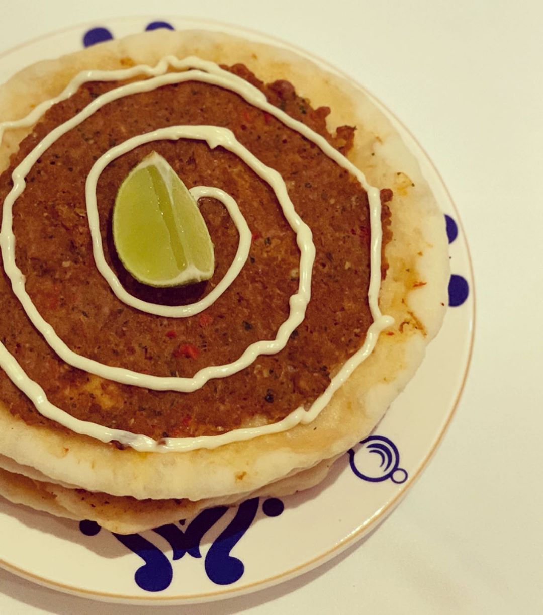لحم بعجين اللحمة : بالفرامة نفرم بصل وسط ونص فلفل احمر بارد وبقدونس وثلاث فصوص ثوم وزيت زي