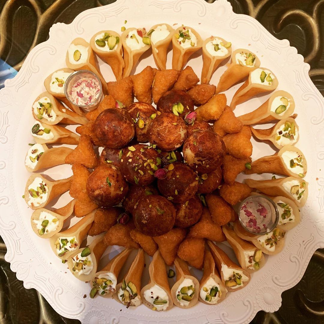 صينية الحلويات رمضانيه مشكله سوينها لعيون زبونتنا ( قطايف _ كرات القرفة _ مثلثات السميد )