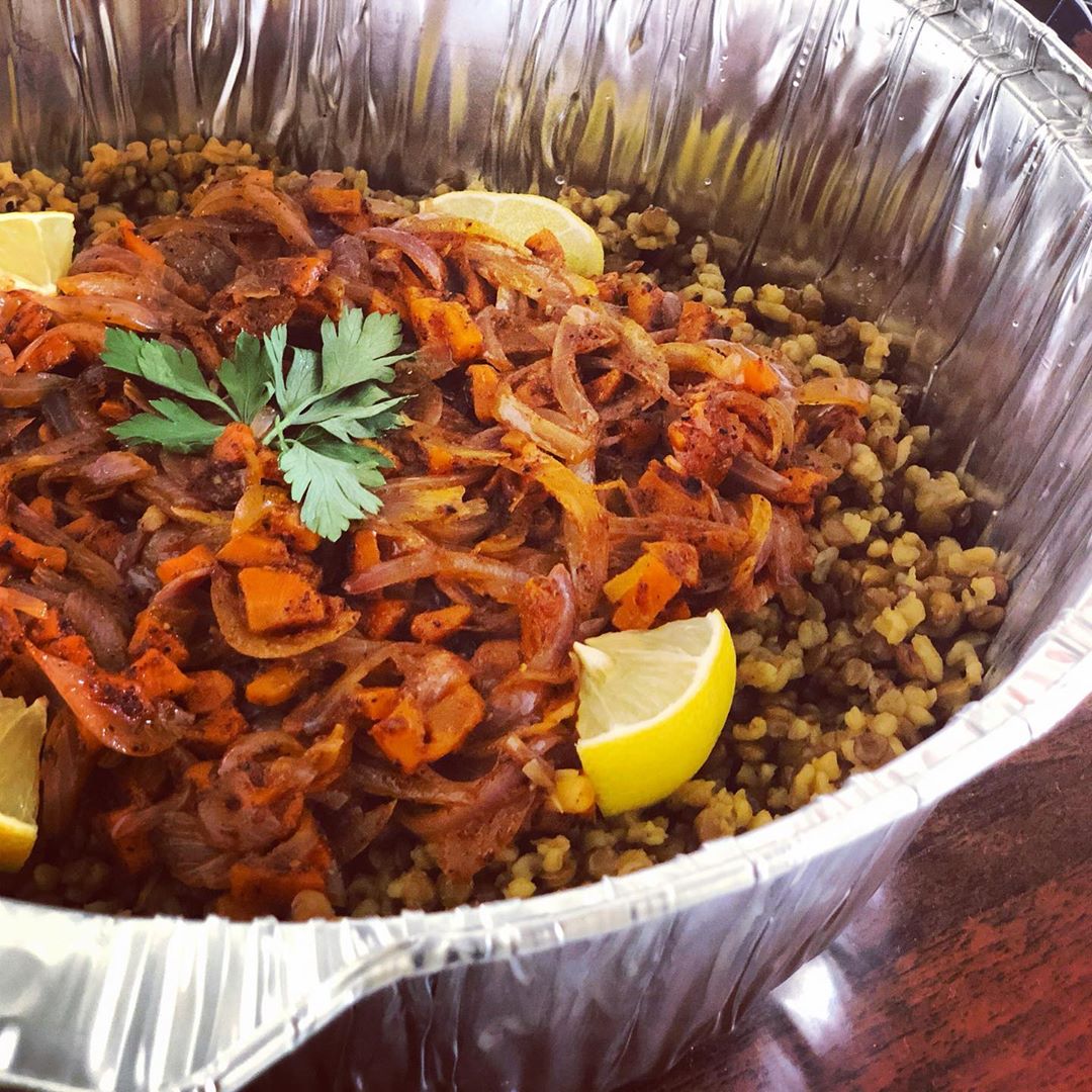 من الأكلات اللي يأكلها الواحد بدون تأنيب ضمير " مجدرة" ‍♂️