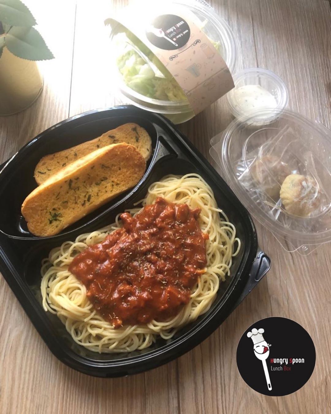 Spaghetti , caesar salad ‎غداء_عمل #غداء_اليوم #اكل_يومي #طبخ_بيت #يومي #لذيذ #يمي #cinnam
