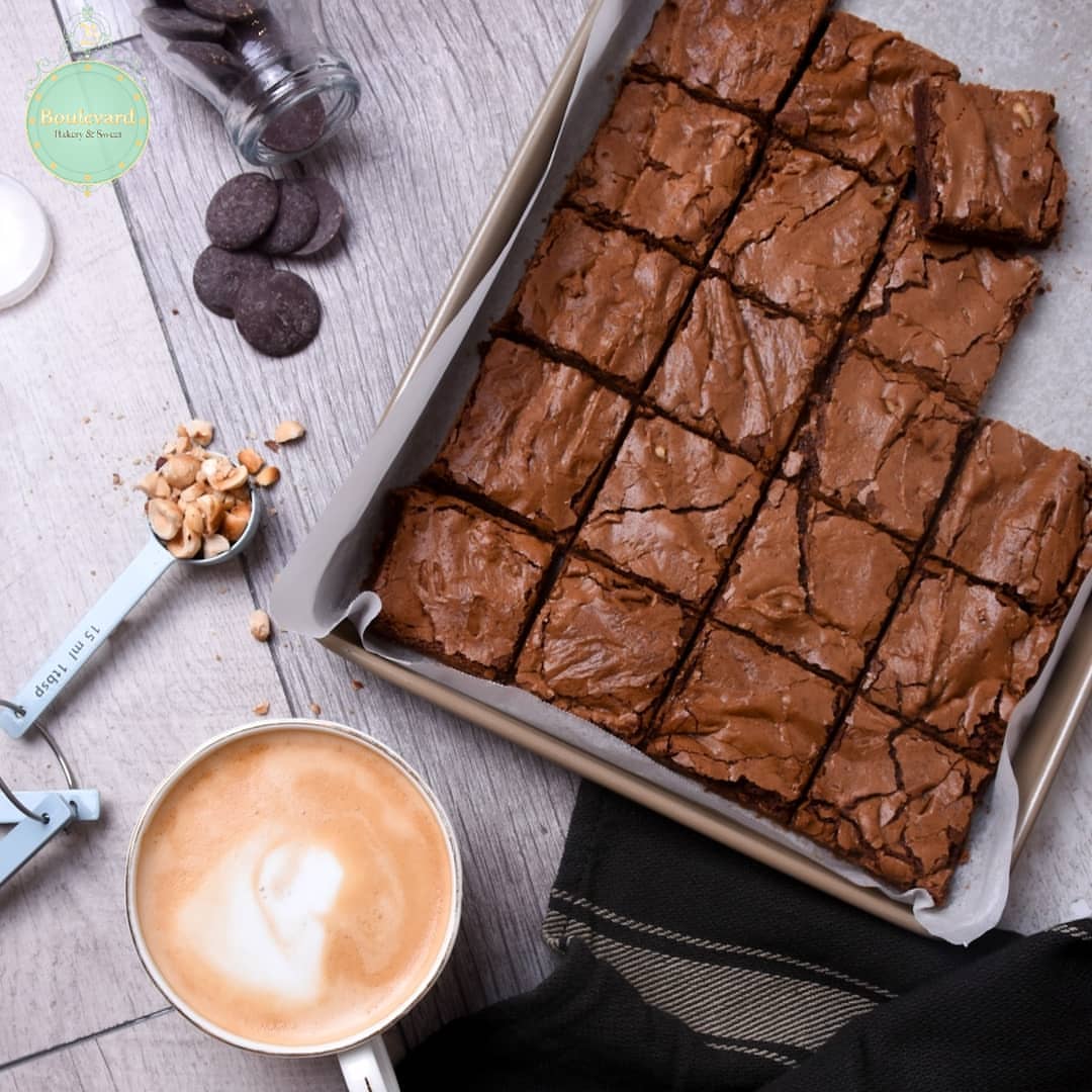 Brownies ❤️ Available now to order ❤️ . 24 قطعة من البراونيز اللذيذة و الطرية متاحة للطلب