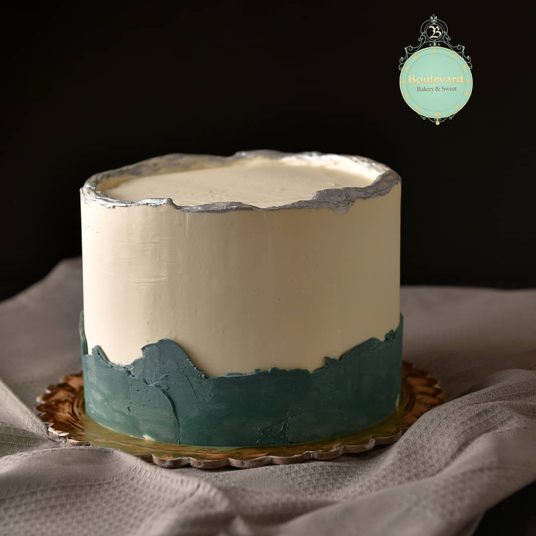 Classic white cake With fresh blackberry sauce & Custard ❤️ 6 inch . . كلاسيك كيك (أبيض) م