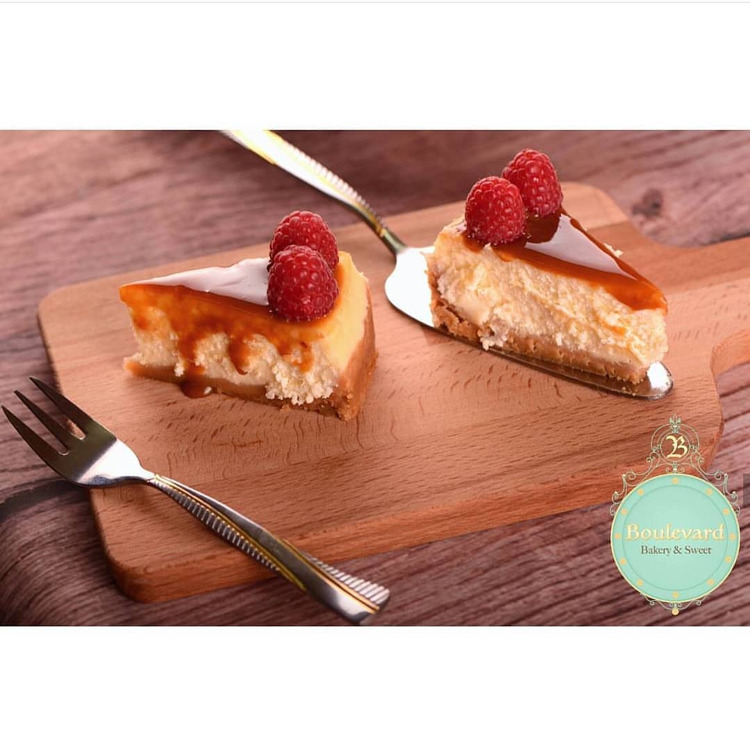 Caramel Cheesecake with raspberry . . . تشيزكيك الكراميل و التوت للطلب من خلال الموقع أعلى