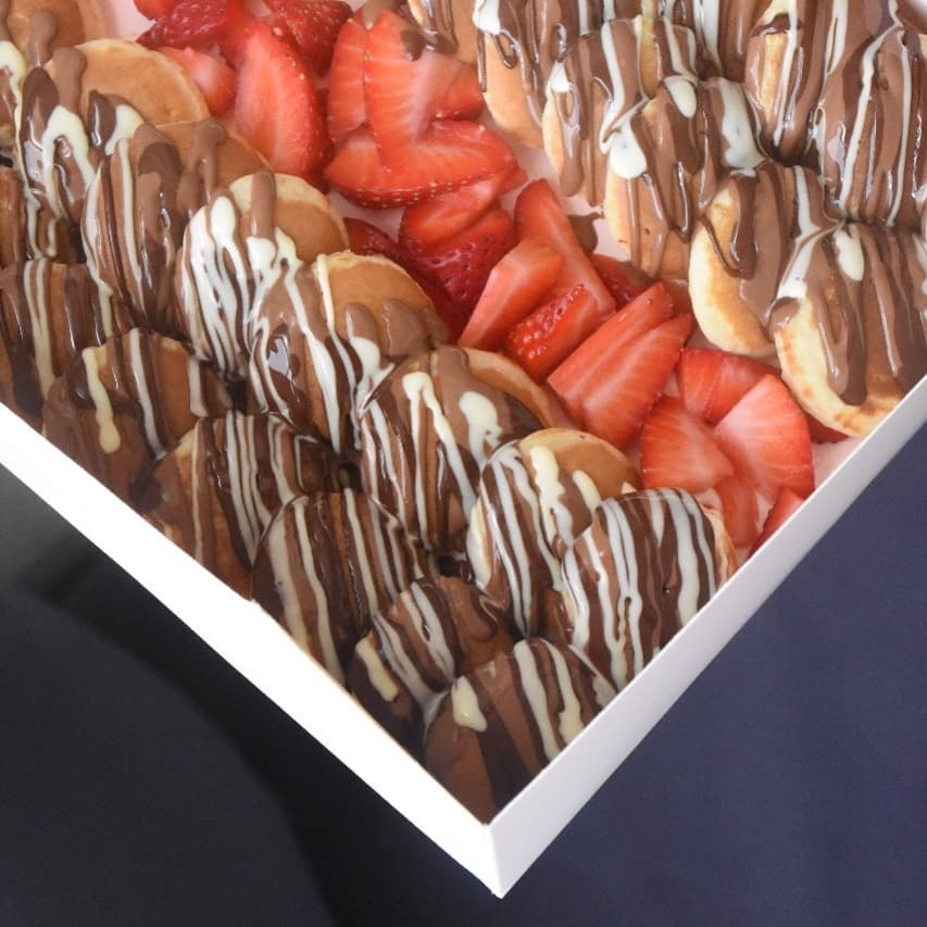 Mini pancakes علبة ميني بانكيك بالشوكولاته البلجيكية . 35 قطعة بالإضافة إلى إختياركم من ال