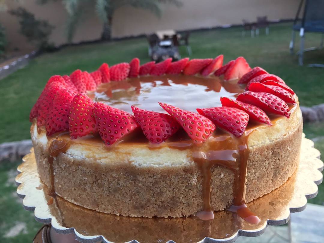 من صوركم . . strawberry Caramel Cheesecake . . . للطلب من خلال الموقع في البايو المنطقة ال