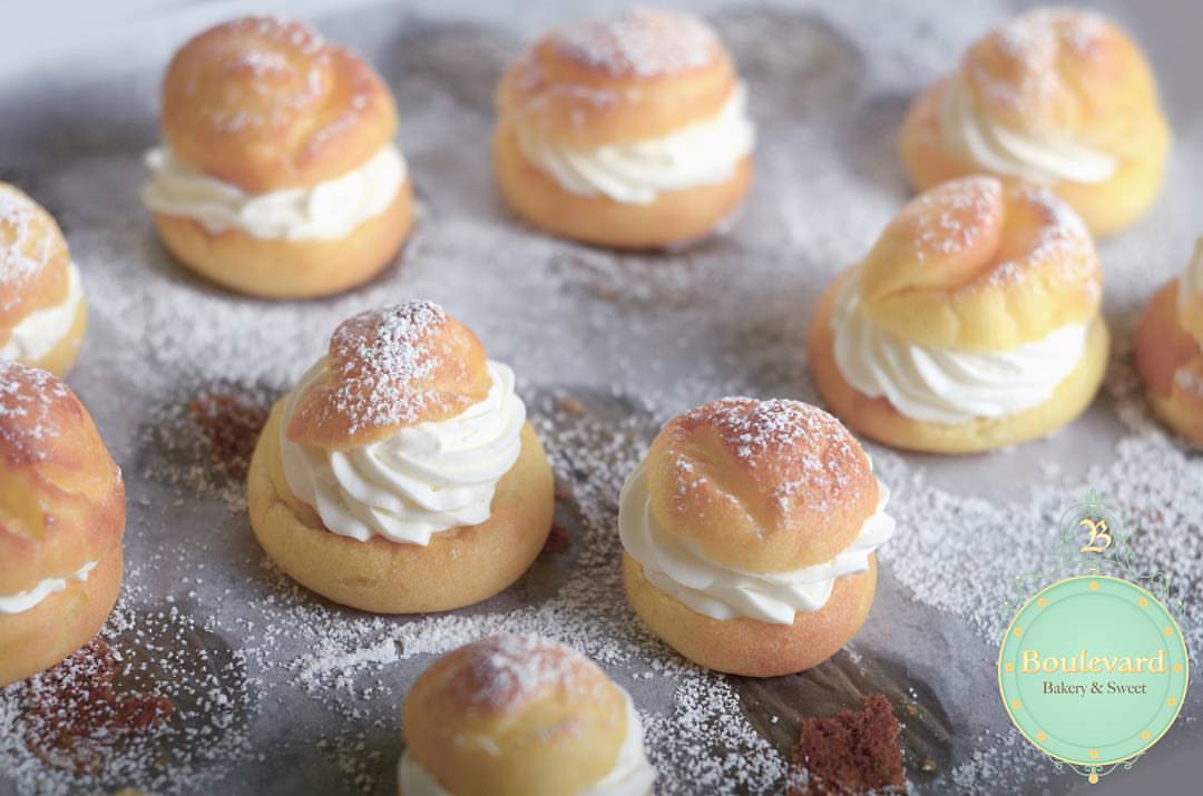 light cream puff AVAILABLE today . . . يتوفر اليوم كريم بف 25 حبة = 45 ريال . . للطلب من خ