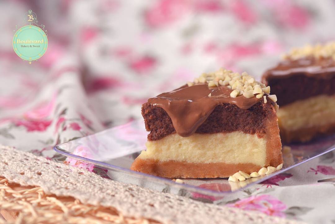 Chocolate Vanilla Cheesecake . يتوفر غداً تشيزكيك الشوكولاتة و الفانيلا حجم 7.5 انش . . 7.