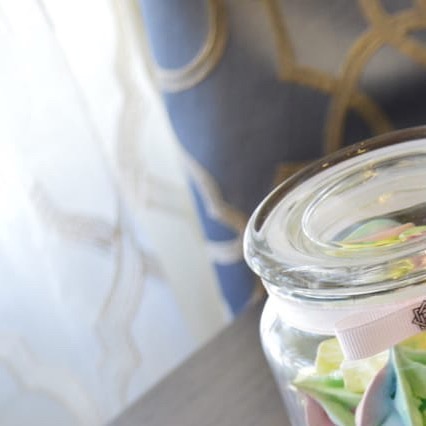 جرة الميرنغ بلونك اللي تحبيه وبالنكهة اللي تختاريها هي ضيافتك المميزة مع القهوة Meringue j