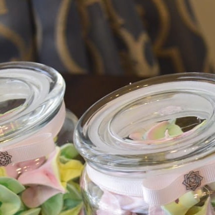 جرة الميرنغ بلونك اللي تحبيه وبالنكهة اللي تختاريها هي ضيافتك المميزة مع القهوة Meringue j