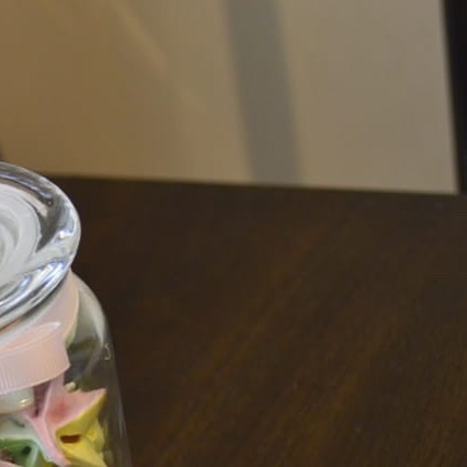 جرة الميرنغ بلونك اللي تحبيه وبالنكهة اللي تختاريها هي ضيافتك المميزة مع القهوة Meringue j
