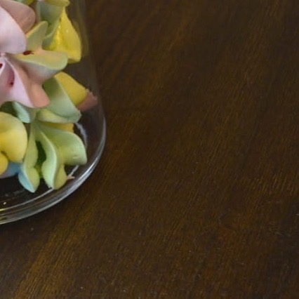 جرة الميرنغ بلونك اللي تحبيه وبالنكهة اللي تختاريها هي ضيافتك المميزة مع القهوة Meringue j