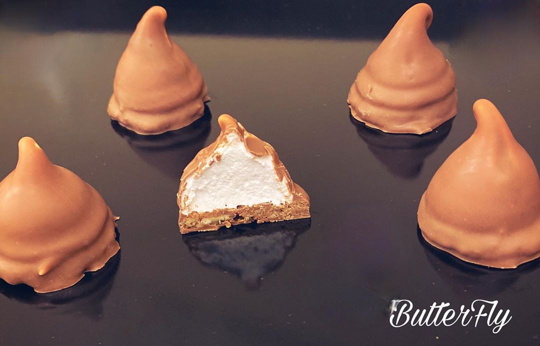 مارشملو بطبقة مقرمشه مغطاة بالشوكولاتة Marshmallow with a crunchy layer covered with choco