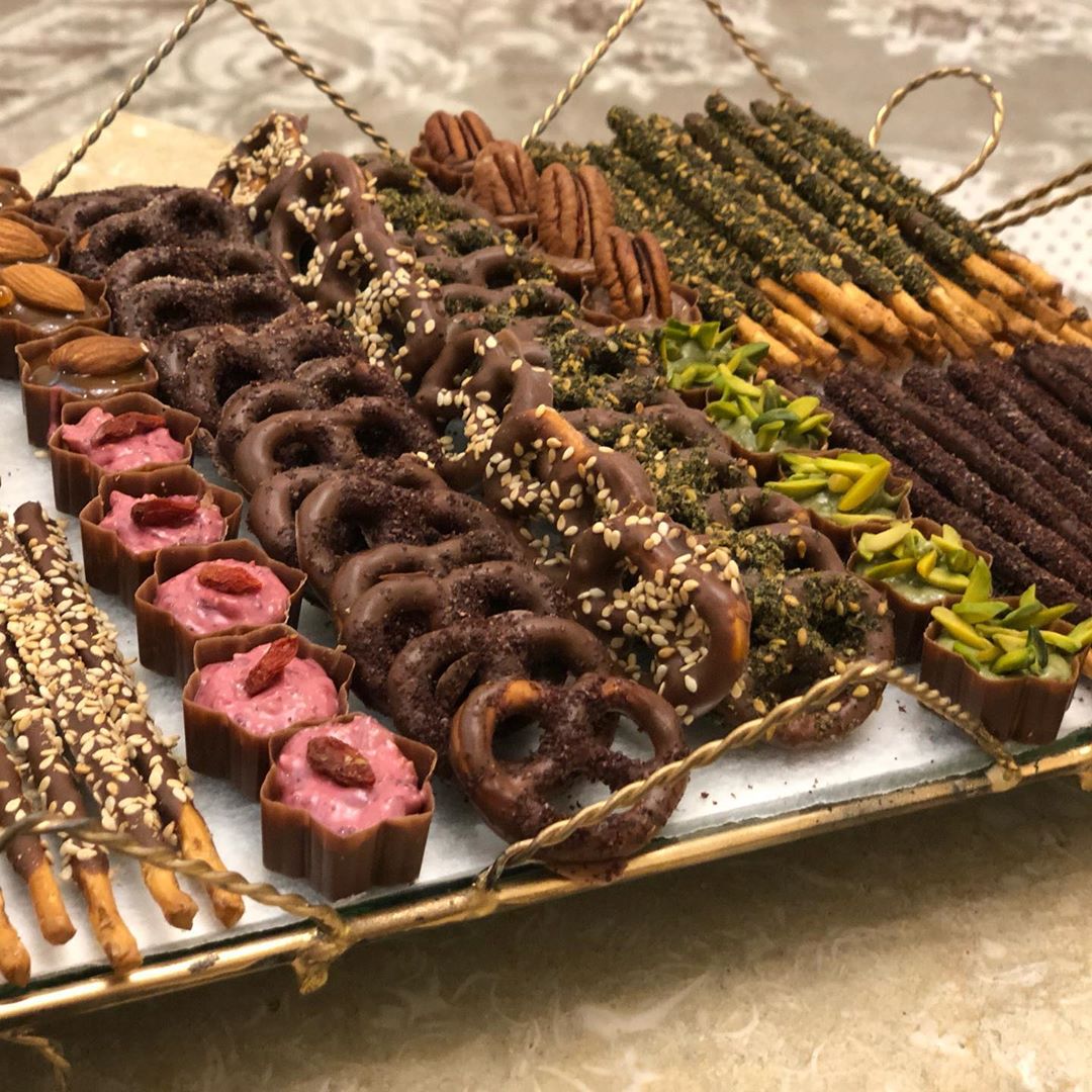 صينيه مشكله ( مالح حلو، اكواب الشوكلاته بنكهات من اختيارك ) للطلب واتس اب #شوكلاته #كوفيها